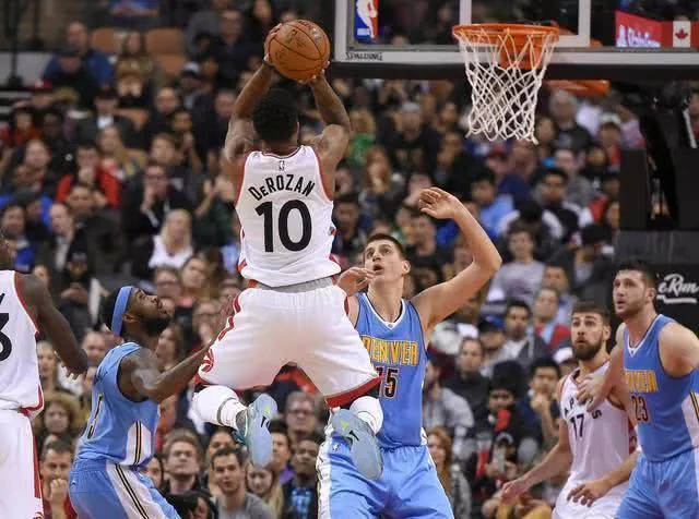 尽管他在本 尽管他在本